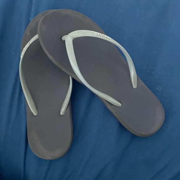 Feelgoodz Slim Flip Flops - Picture 4 of 6